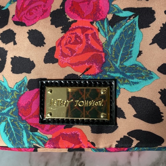 Reduced NWT Betsey Johnson bow tied square cosmo. - Picture 4 of 10